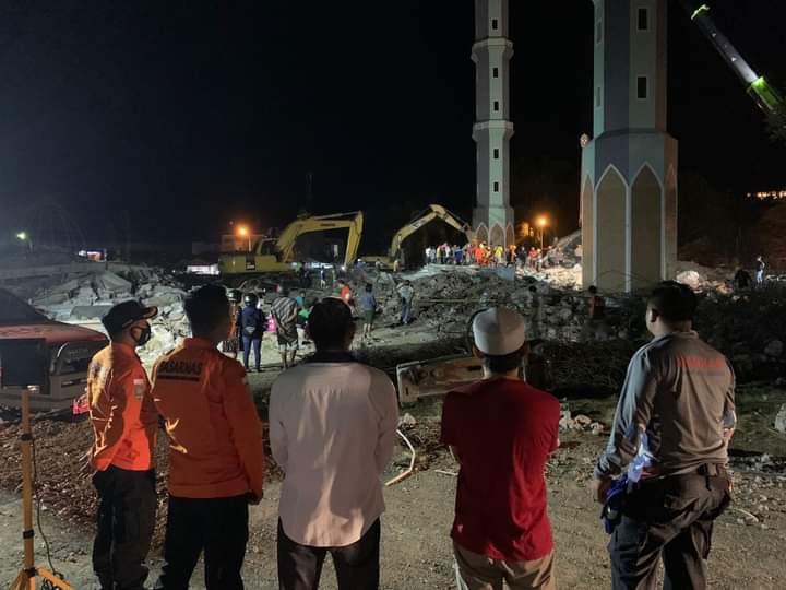 Basarnas Turunkan Tim Pencari Korban yang Tertimbun di Reruntuhan Masjid Raya Mamuju